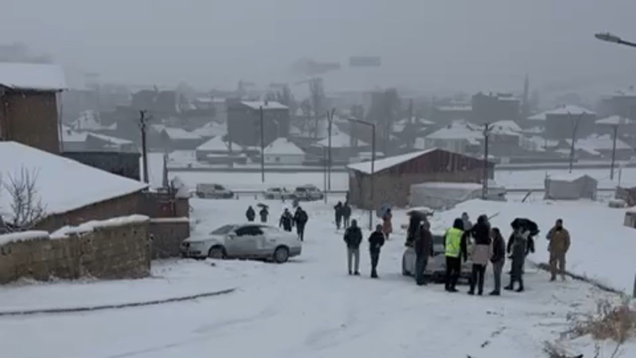 Yüksekova'da Kar Yağışı Kazalara Neden Oldu