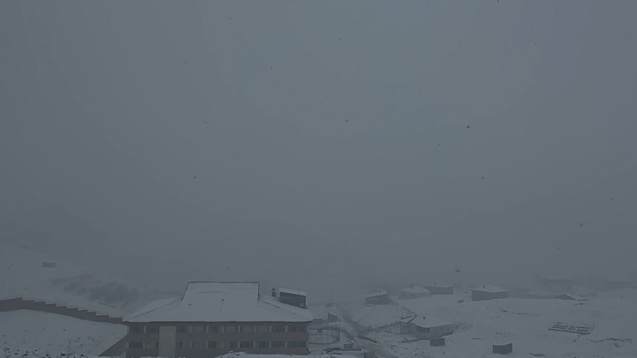 Yüksekova'da Kar Yağışı Uçuşları Etkiledi