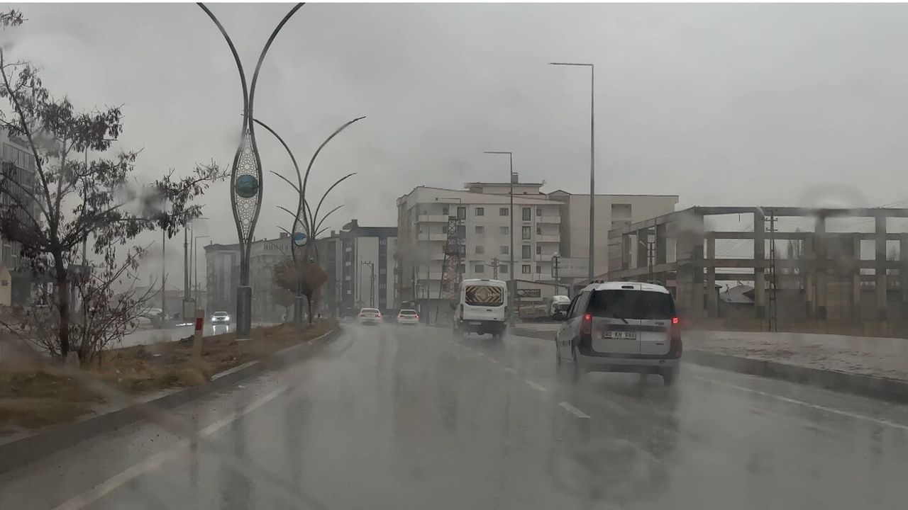 Yüksekova'da Yağışlar Uçuşları Durdurdu