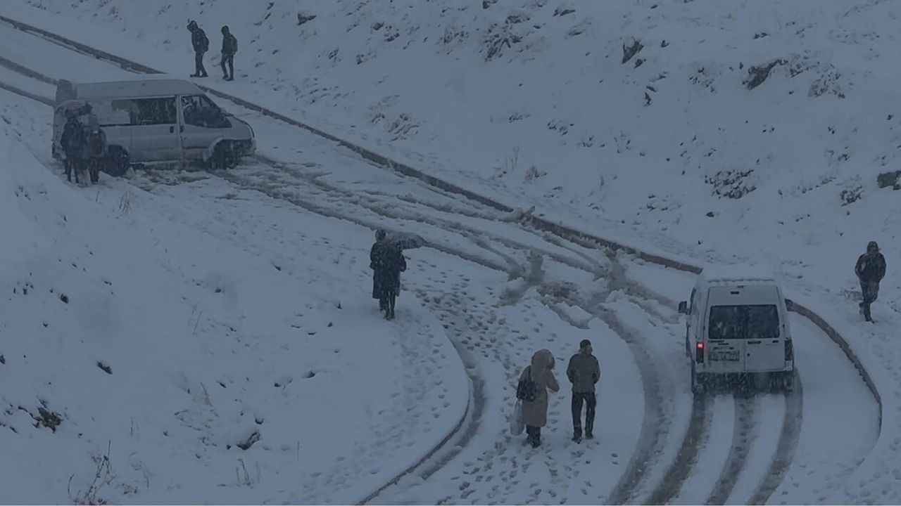 Yüksekova’da Yoğun Kar Yağışı Uçuşları İptal Etti