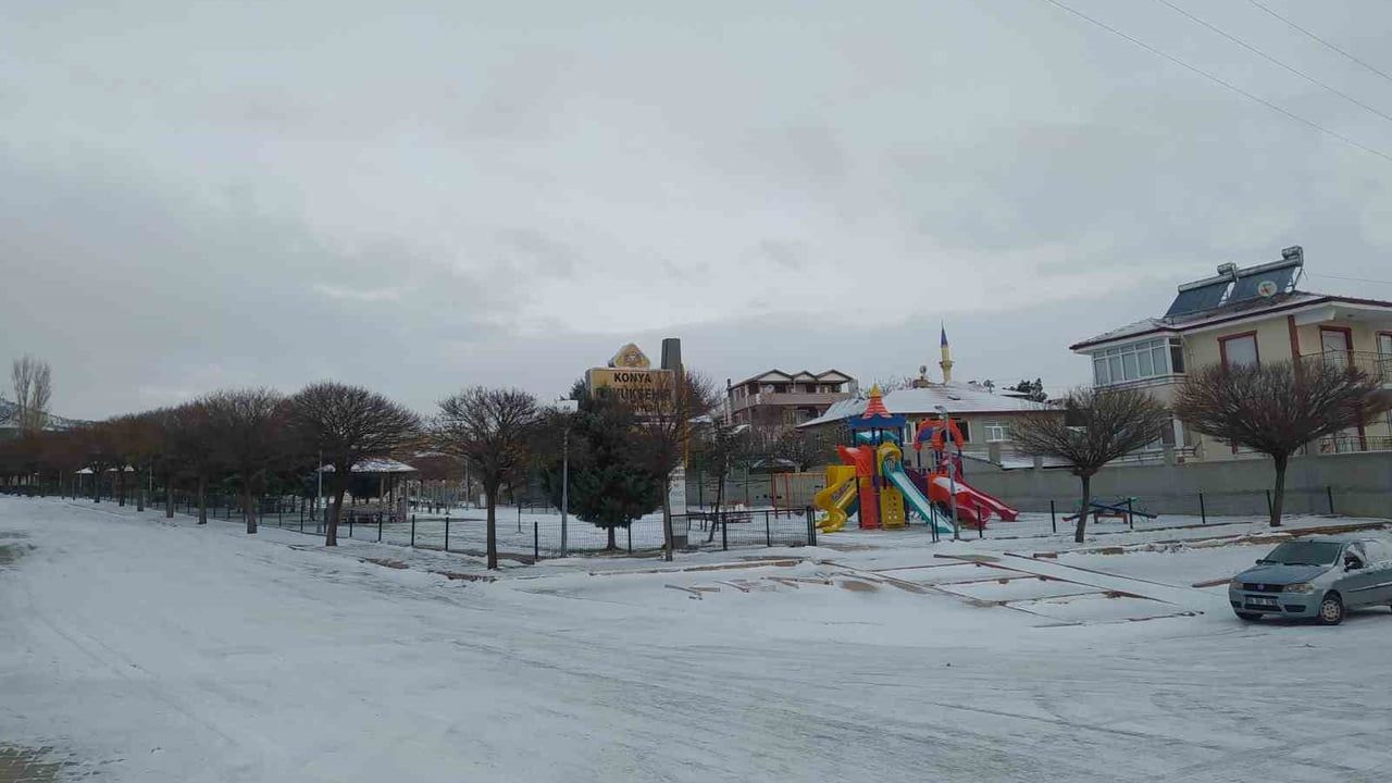 Yunak'ta İlk Kar Yağışı Başladı