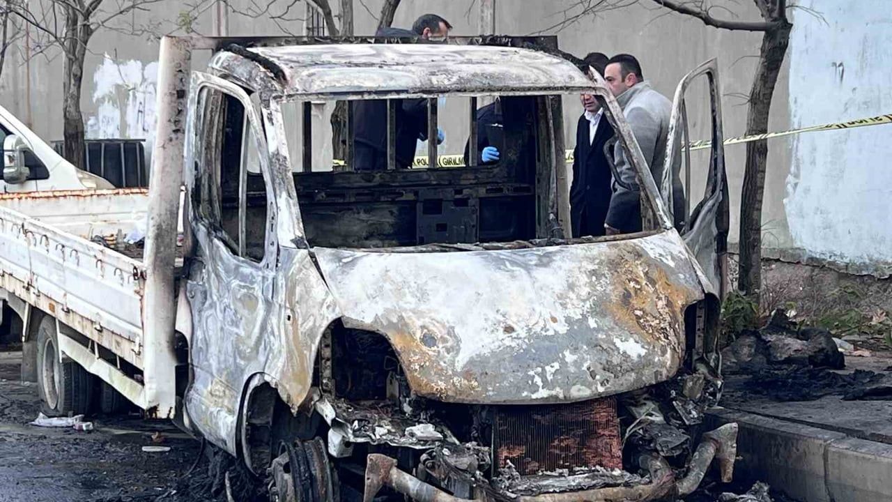 Yunusemre'de Araç Yangını: Evsiz Adam Hayatını Kaybetti