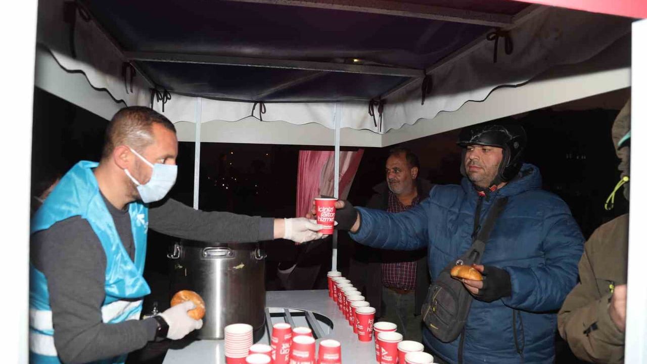 Yüreğir Belediyesi'nden Sıcak Çorba İkramı