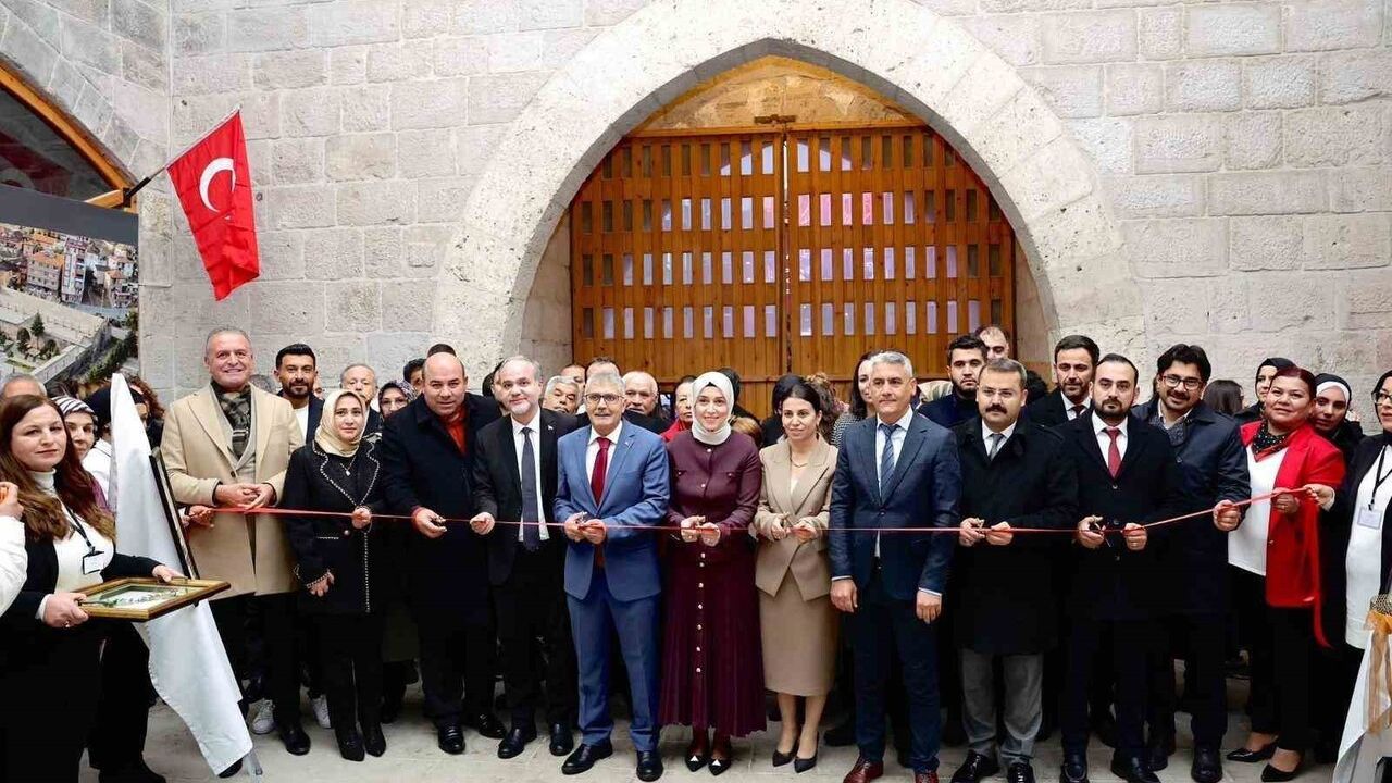 Zamanın ve Zarafetin İzinde: Niğde Sergisi Açıldı