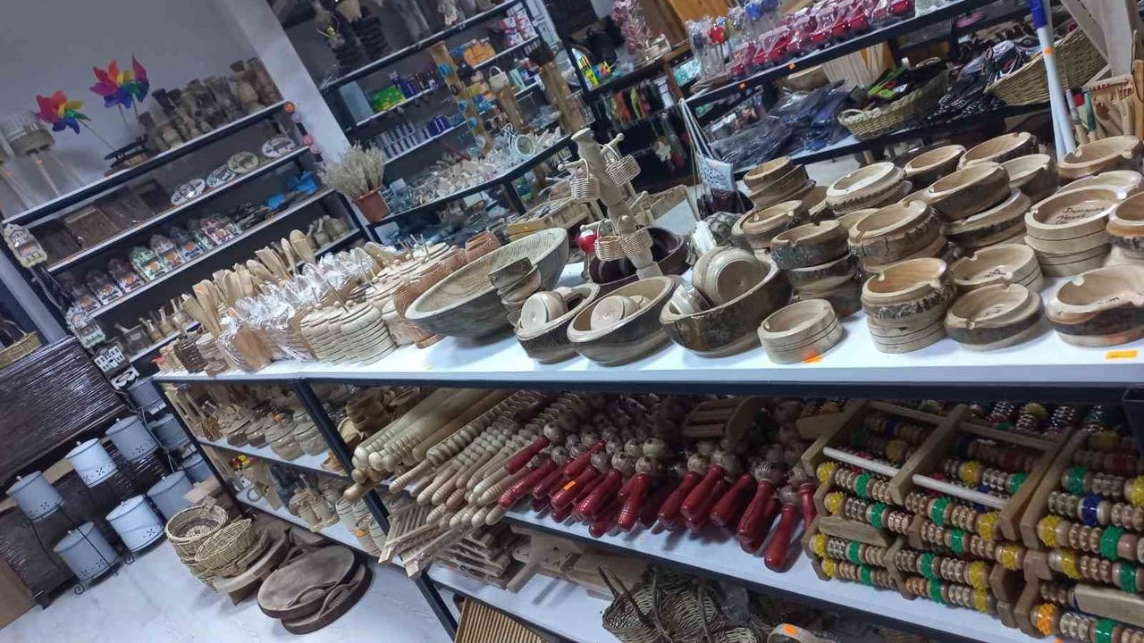 Zeytin Ağaçlarından Sanat Eserleri Yaratan Marangoz