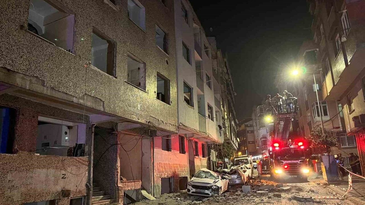 Zeytinburnu'nda Çatı Parçaları Araçları Hasara Uğrattı