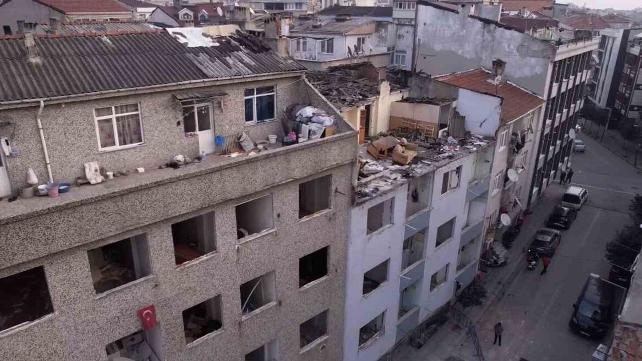 Zeytinburnu'nda Çatısı Çöken Bina Havadan Görüntülendi