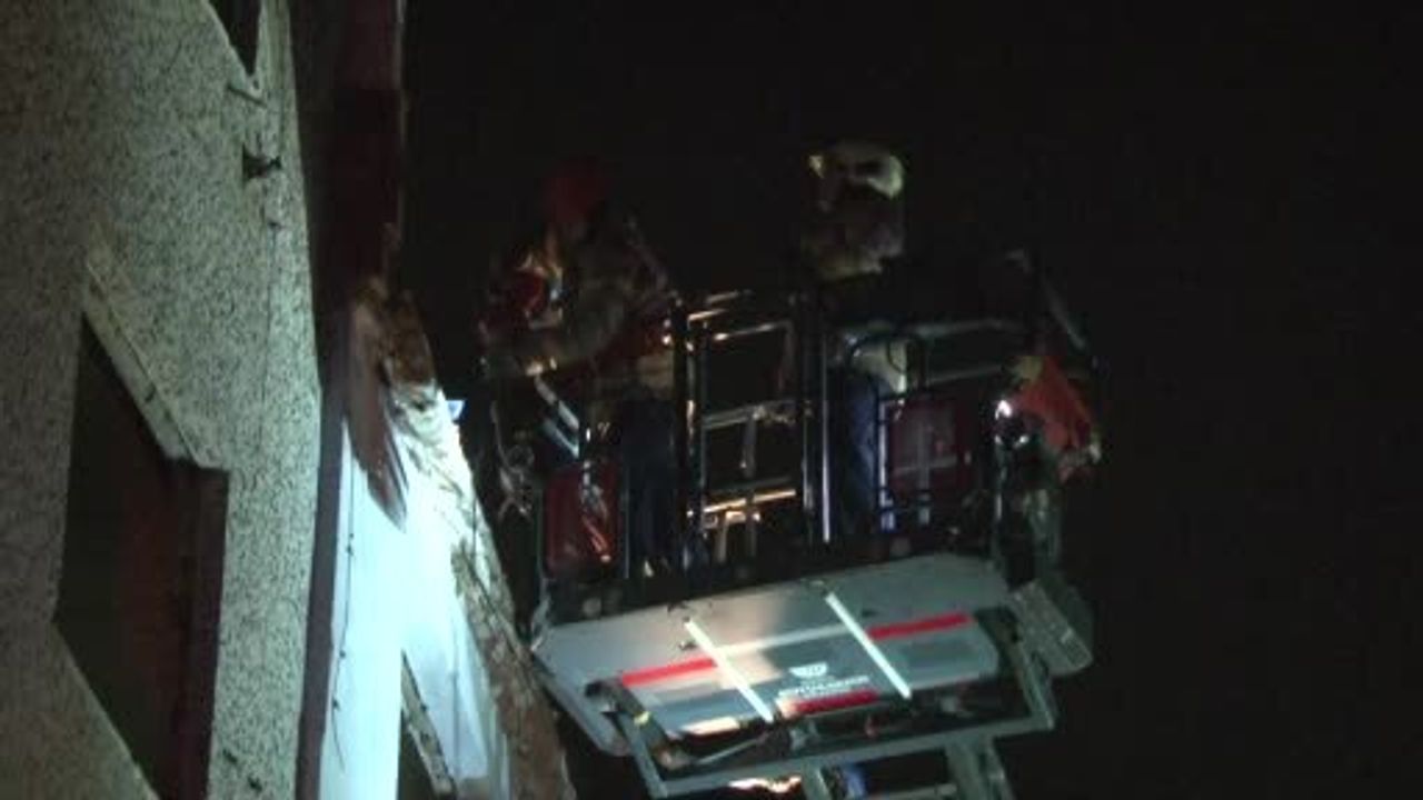 Zeytinburnu'nda Kentsel Dönüşüm Kazası: Araçlar Hurdaya Döndü