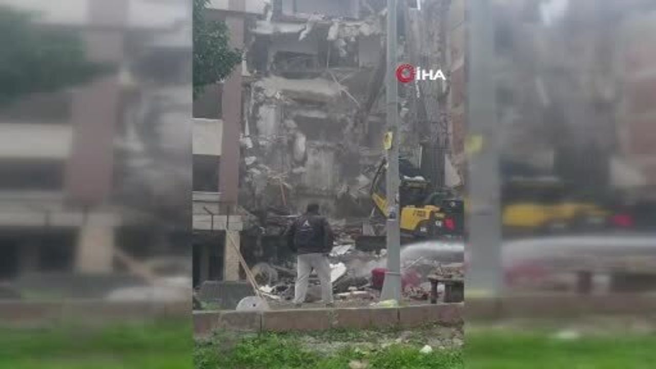 Zeytinburnu'nda Yıkım Sırasında İş Makinesine Beton Parçaları Düştü