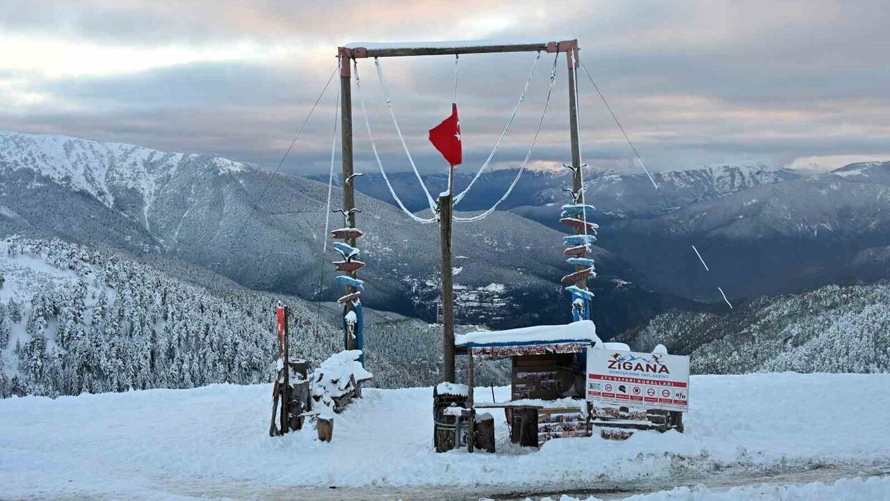 Zigana Gümüşkayak Kayak Merkezi'nde Kar Hasreti Giderildi