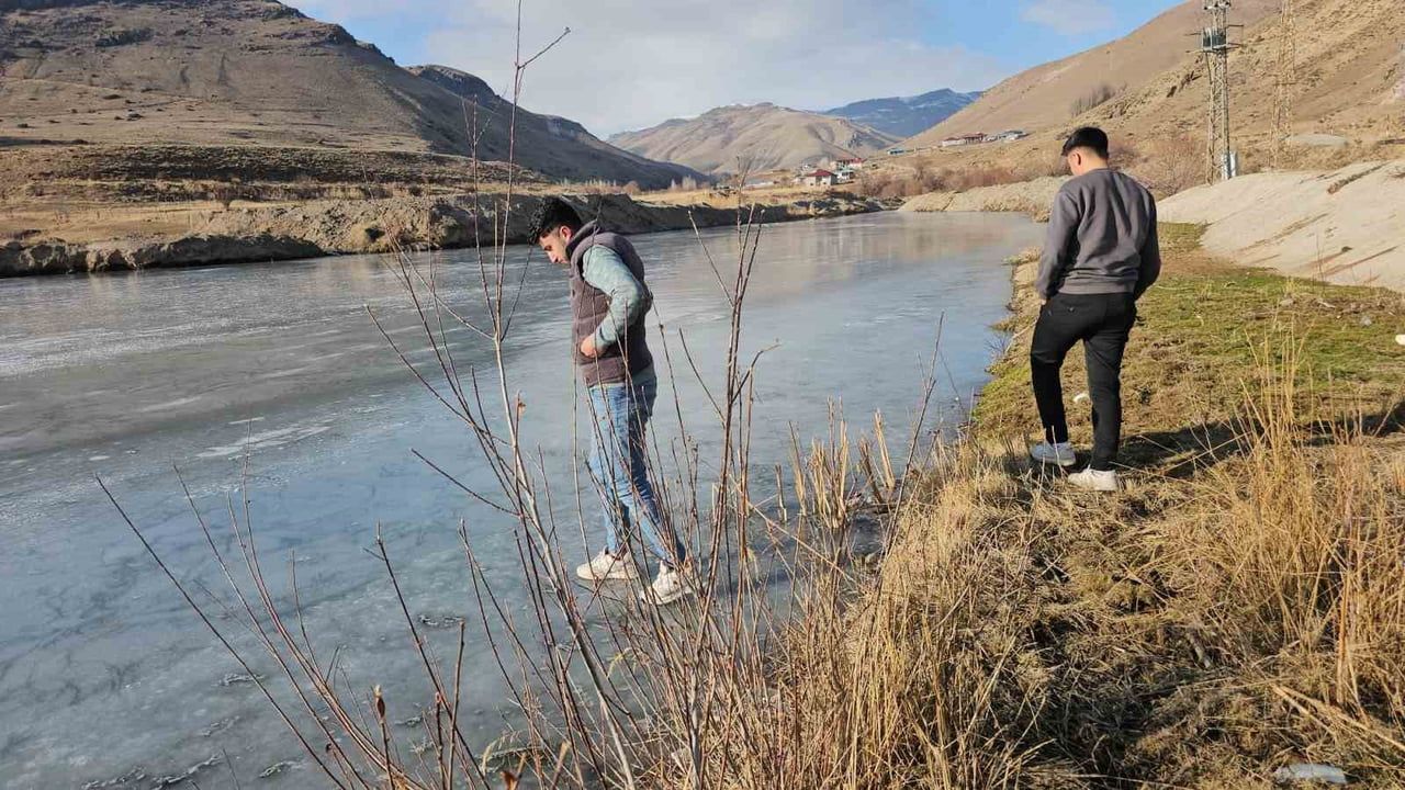 Zilan Çayı Dondu: Erciş'te Soğuk Hava Etkili