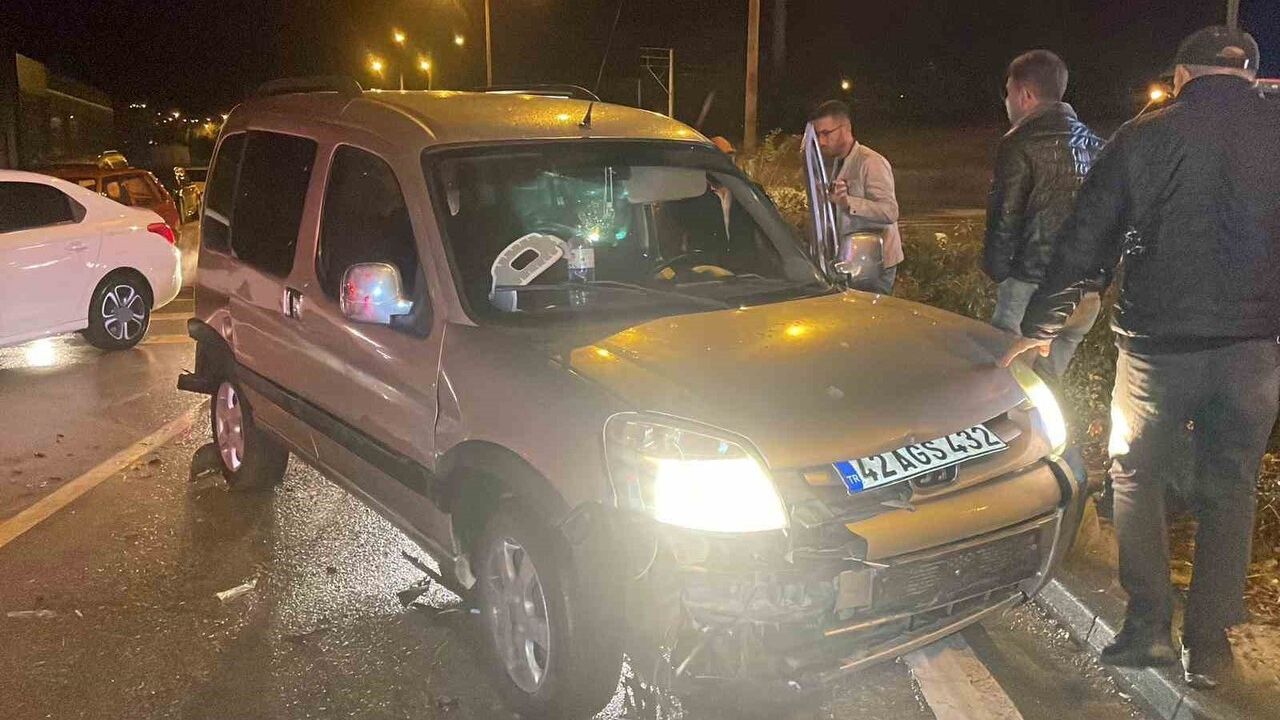 Zincirleme Trafik Kazası: Işıkta Bekleyen Araçlara Çarpma Sonucu 2 Yaralı