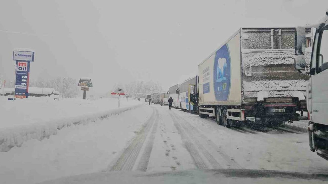 Zonguldak-Ankara Yolunda Kar Nedeniyle Trafik Kilitlendi