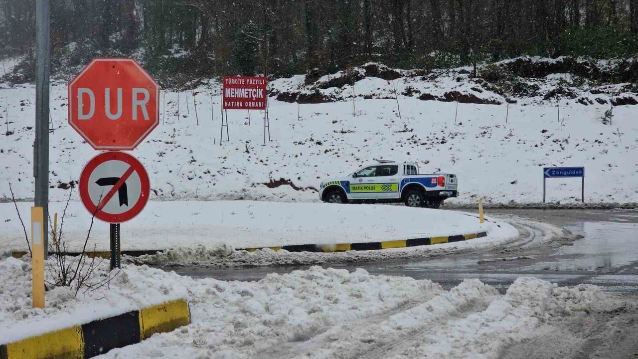 Zonguldak'ta Çocuklar Karda Eğlendi