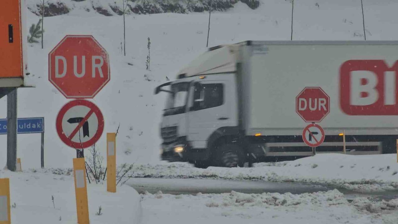 Zonguldak'ta Karla Mücadele Çalışmaları Devam Ediyor