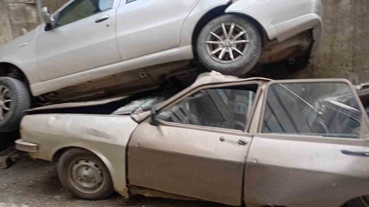 Zonguldak'ta Rampadan Düşen Otomobil Park Halindeki Aracın Üzerine Düştü