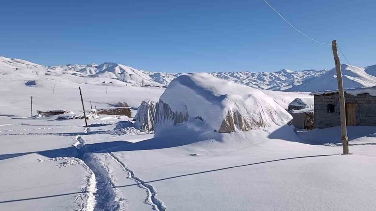 Zorlu Kışa Rağmen Yaylada Kalan Aile