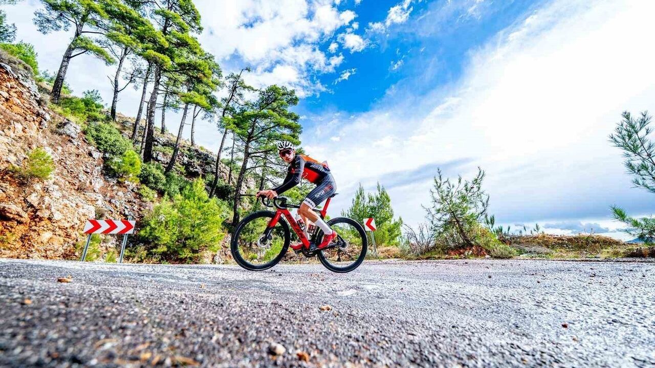 Zorlu Parkurda 100 Sporcu Mücadele Etti: Kıran Bisiklet Tırmanış Yarışı