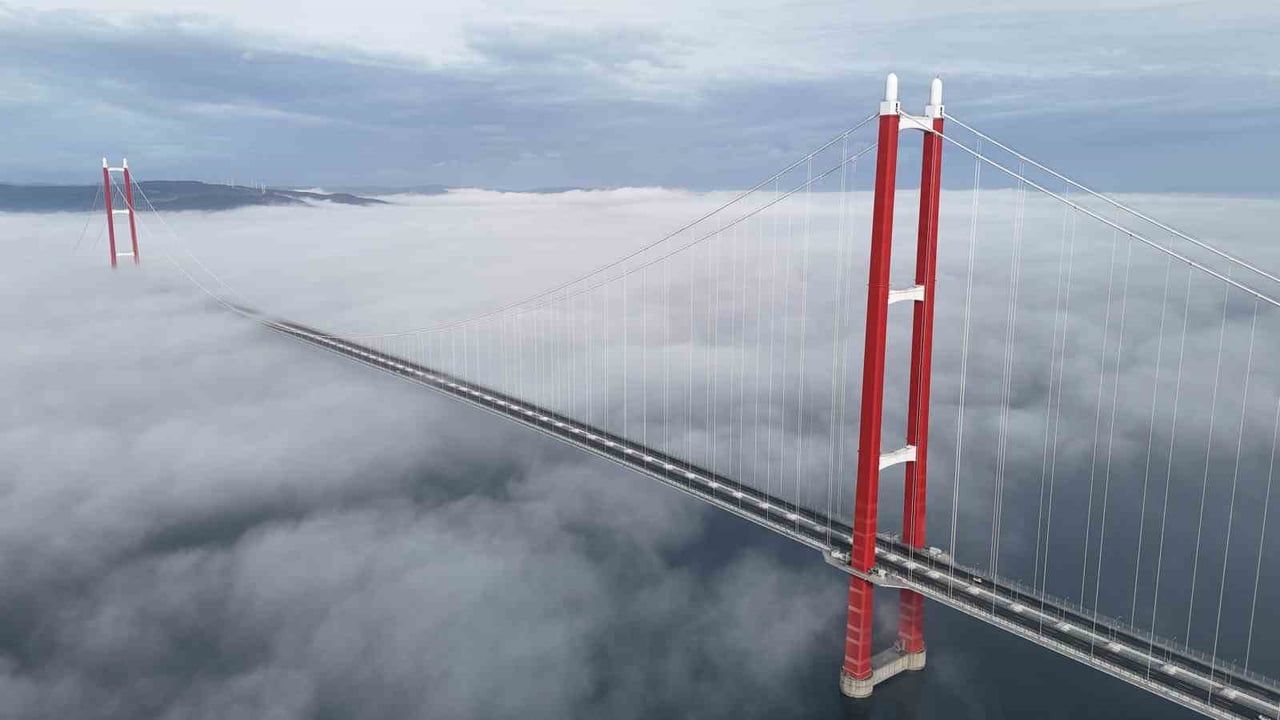 1915 Çanakkale Köprüsü Sis Bulutunun İçinde Parlak Bir Şekilde Göründü