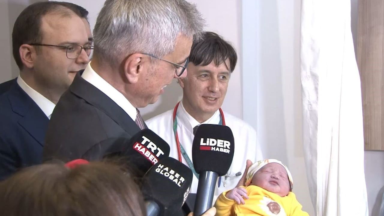 2026'nın İlk Bebekleri, Sağlık Bakanı Tarafından Ziyaret Edildi