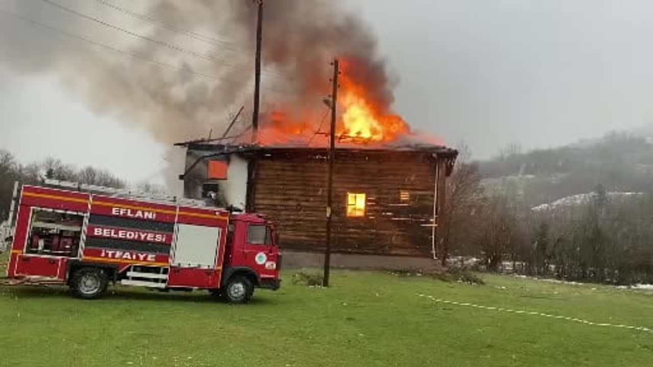 450 Yıllık Ahşap Cami Alevlere Teslim Oldu