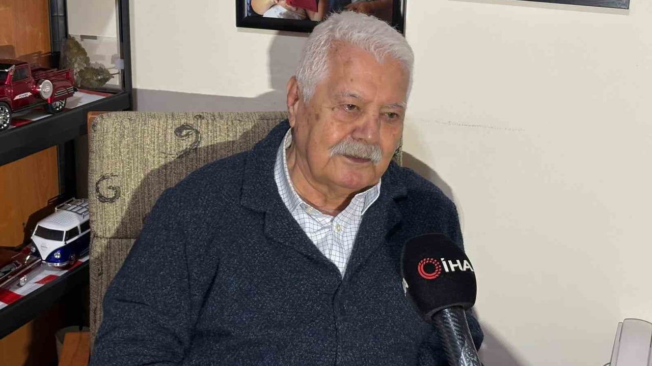 76 Yaşındaki Oktay, 56 Yıldır Pul Biriktiriyor