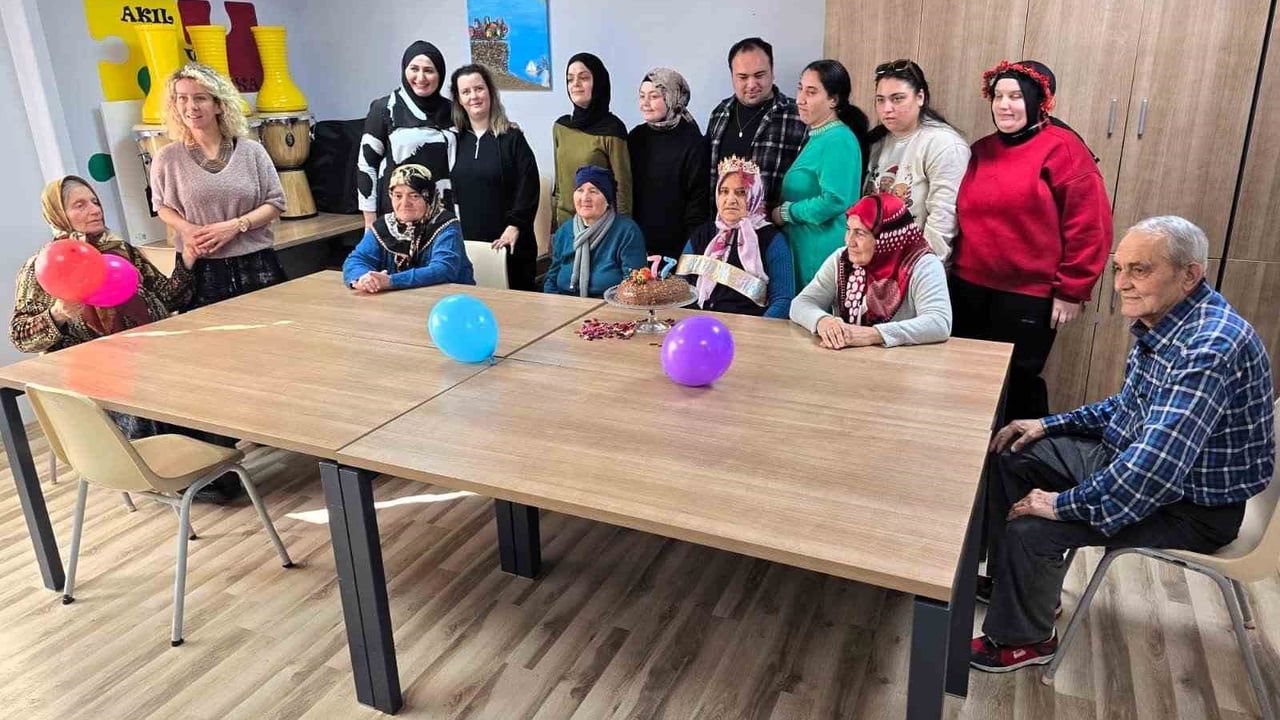 77 Yaşındaki Senem Murat'ın İlk Doğum Günü Kutlaması