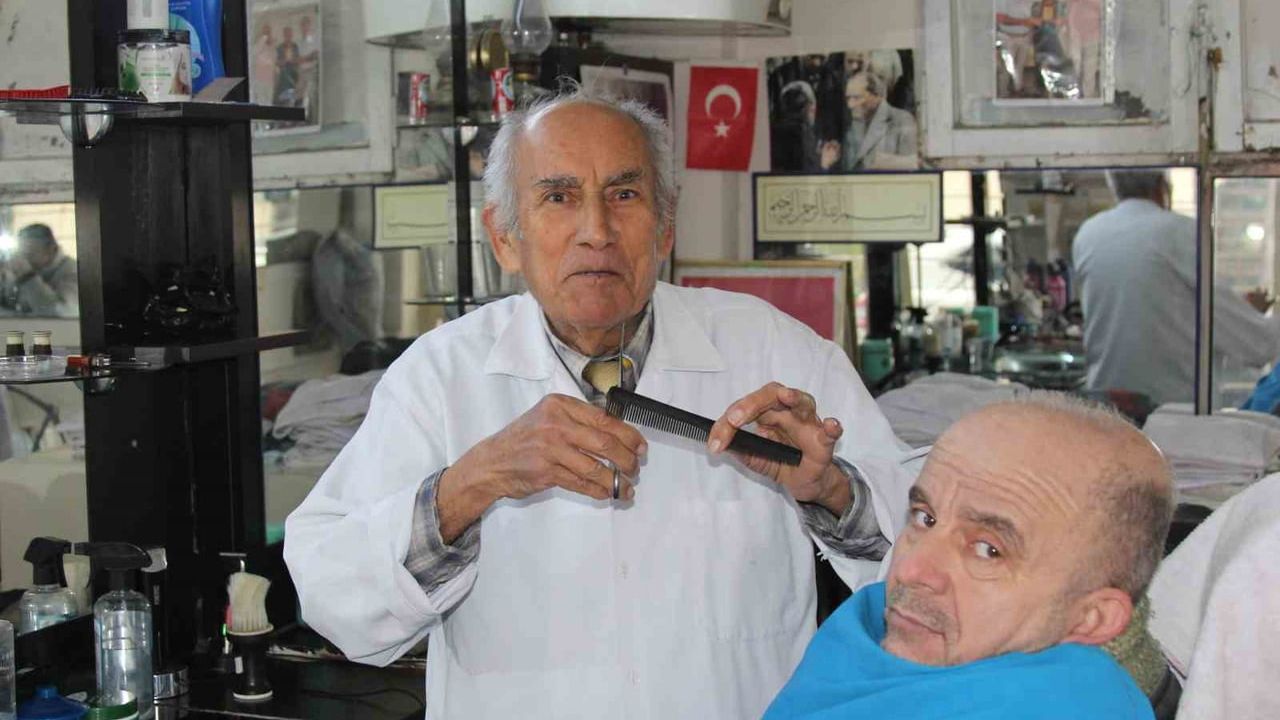 80 Yaşında Berberlikte 66 Yıl: Remzi Arkın'ın Hikayesi