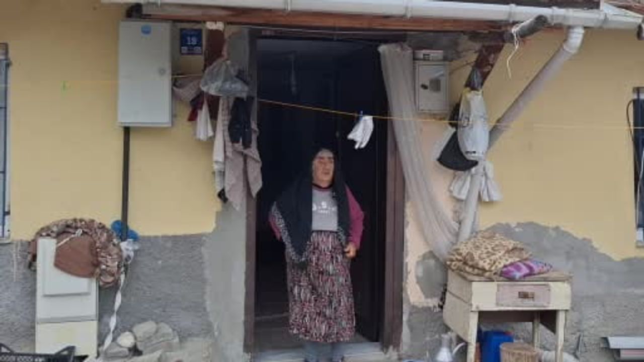 82 Yaşındaki Anne, Engelli Oğluna 61 Yıldır Bakıyor
