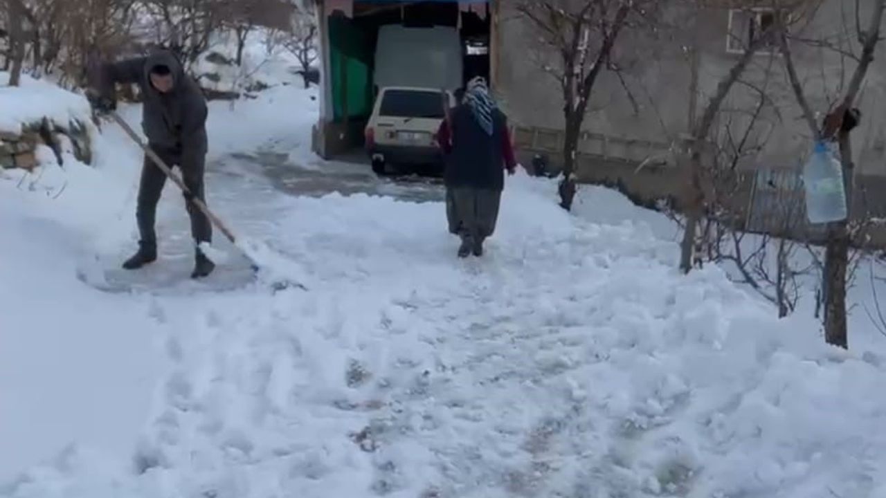 Adana'da Bembeyaz Bir Kar Manzarası