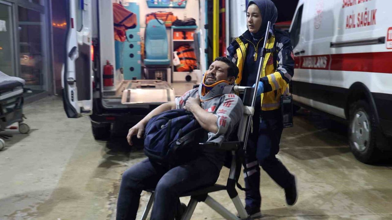 Adana'da Fabrika İşçilerini Taşıyan Minibüs Devrildi