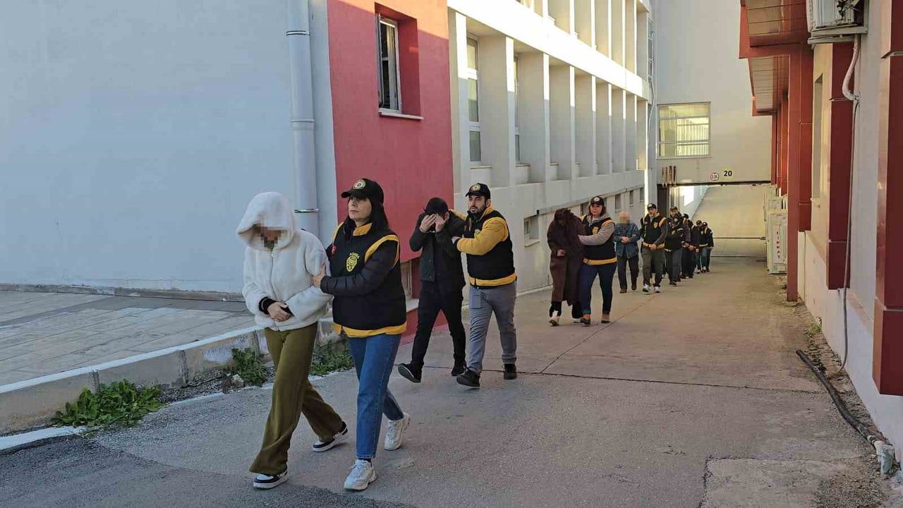 Adana'da Fuhuş Operasyonu: 14 Kişi Tutuklandı