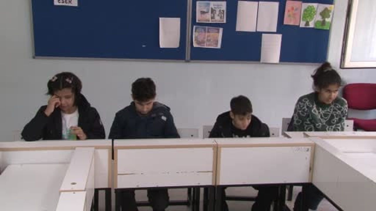 Adana'da Görme Engelli Öğrenciler Karnelerini Braille ile Aldı