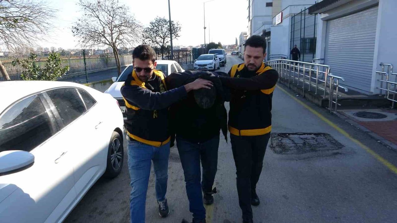 Adana'da Kaskla Cam Kıran Sürücüye Adli Kontrol