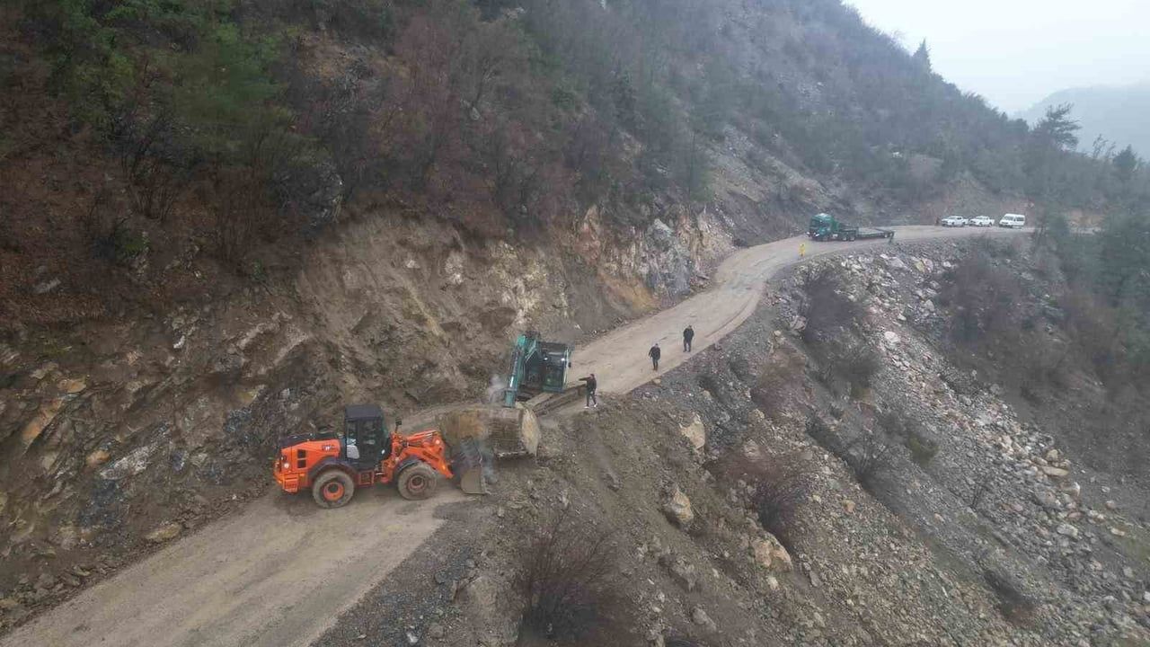 Adana'da Kaya Düşmesi Sonrası Ulaşım Açıldı