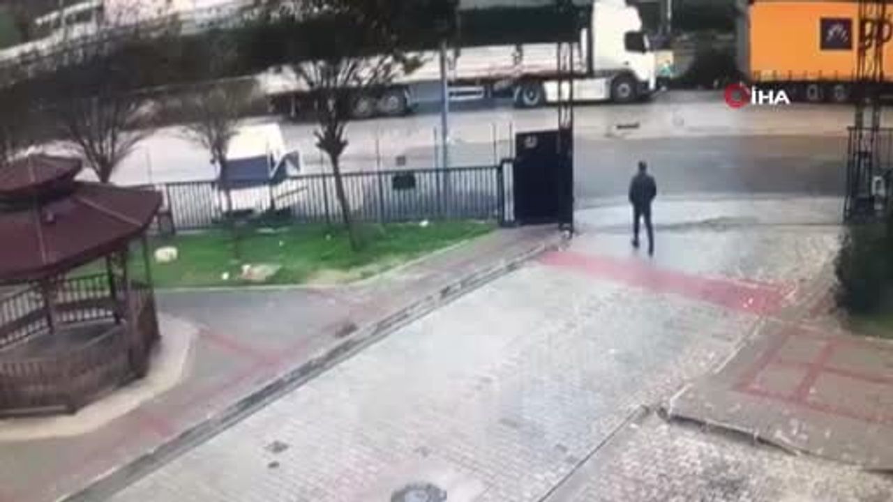 Adana'da Kız Kaçırma Nedeniyle Silahlı Saldırı: Baba Yaralı, 16 Yaşındaki Oğul Hayatını Kaybetti