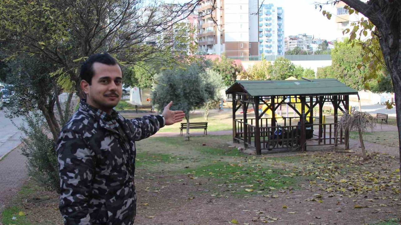 Adana'da Kurt Köpeklerinin Saldırısı Kameralarda: Kadın ve Küçük Köpeği Tehdit Altında