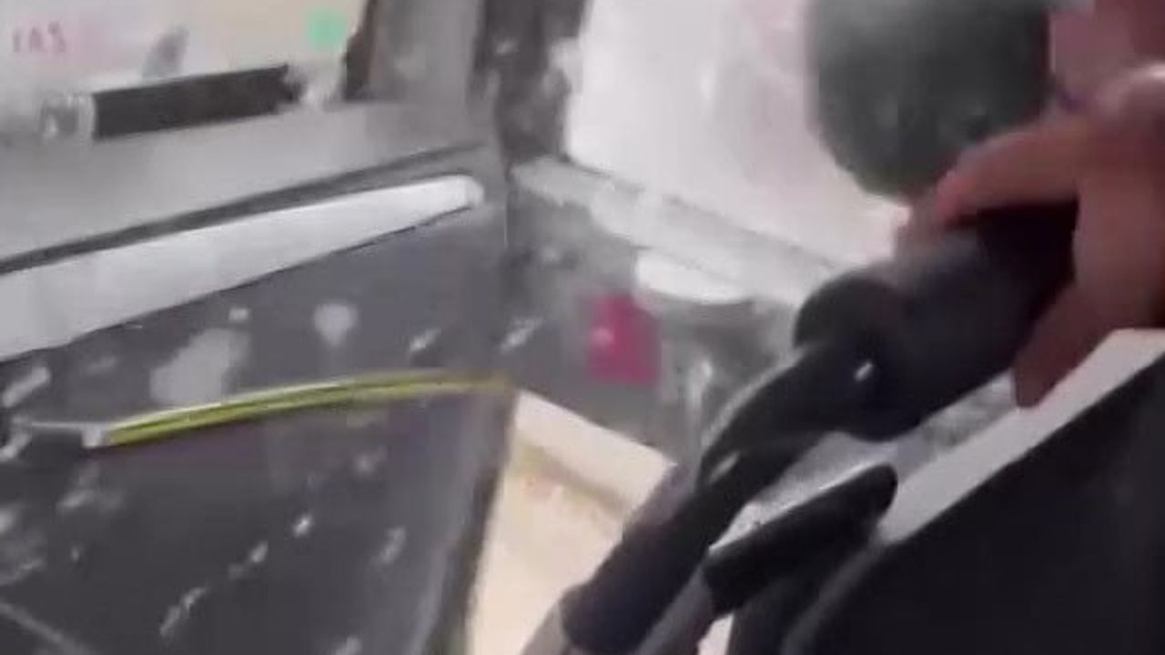 Adana'da Motosiklet Sürücüsü Servis Aracının Camını Kırdı