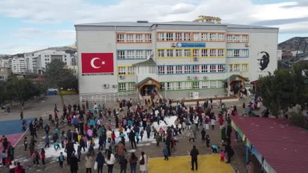 Adana'da Öğrenciler İçin Kar Şenliği