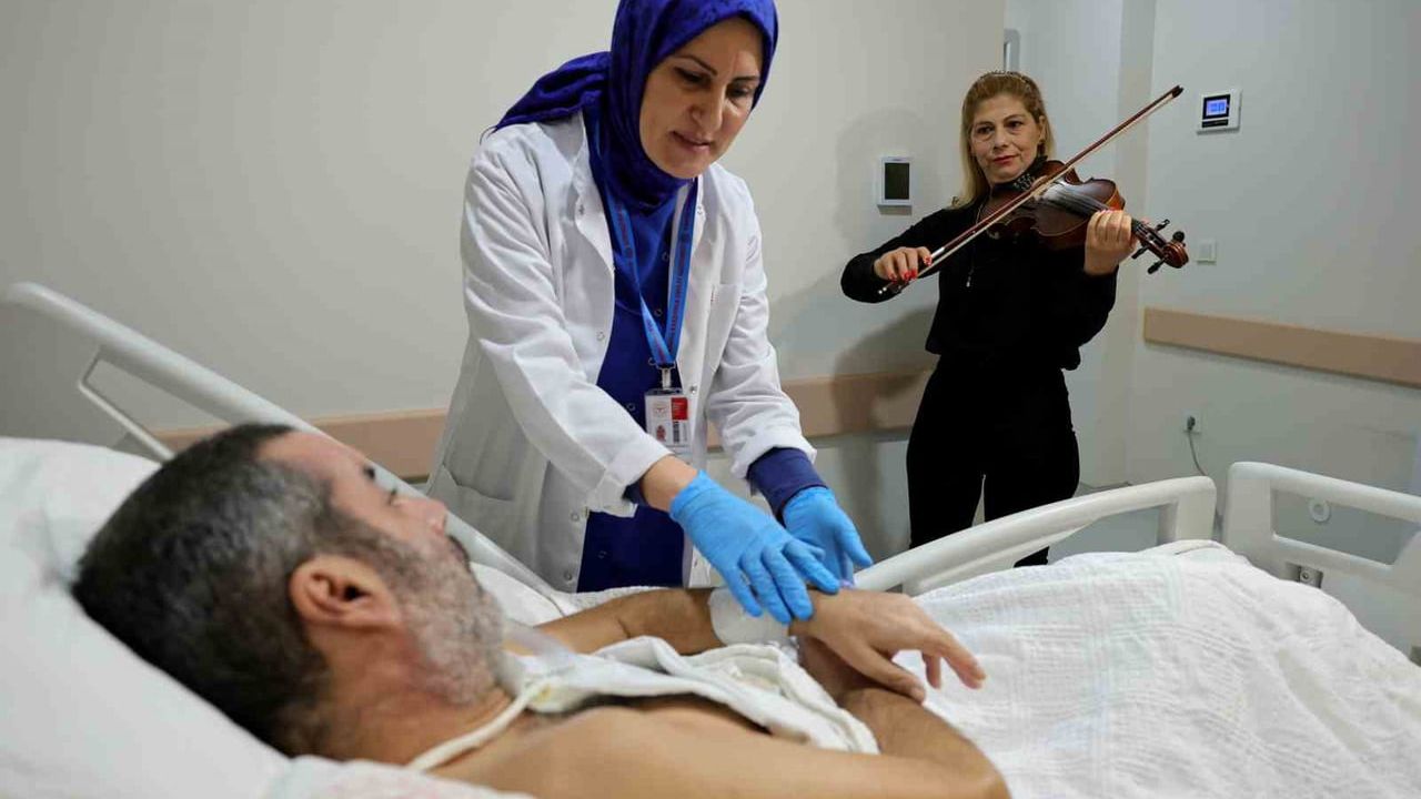 Adana'da Palyatif Bakım Servisinde Manevi Destek ve Müzik Dinletisi