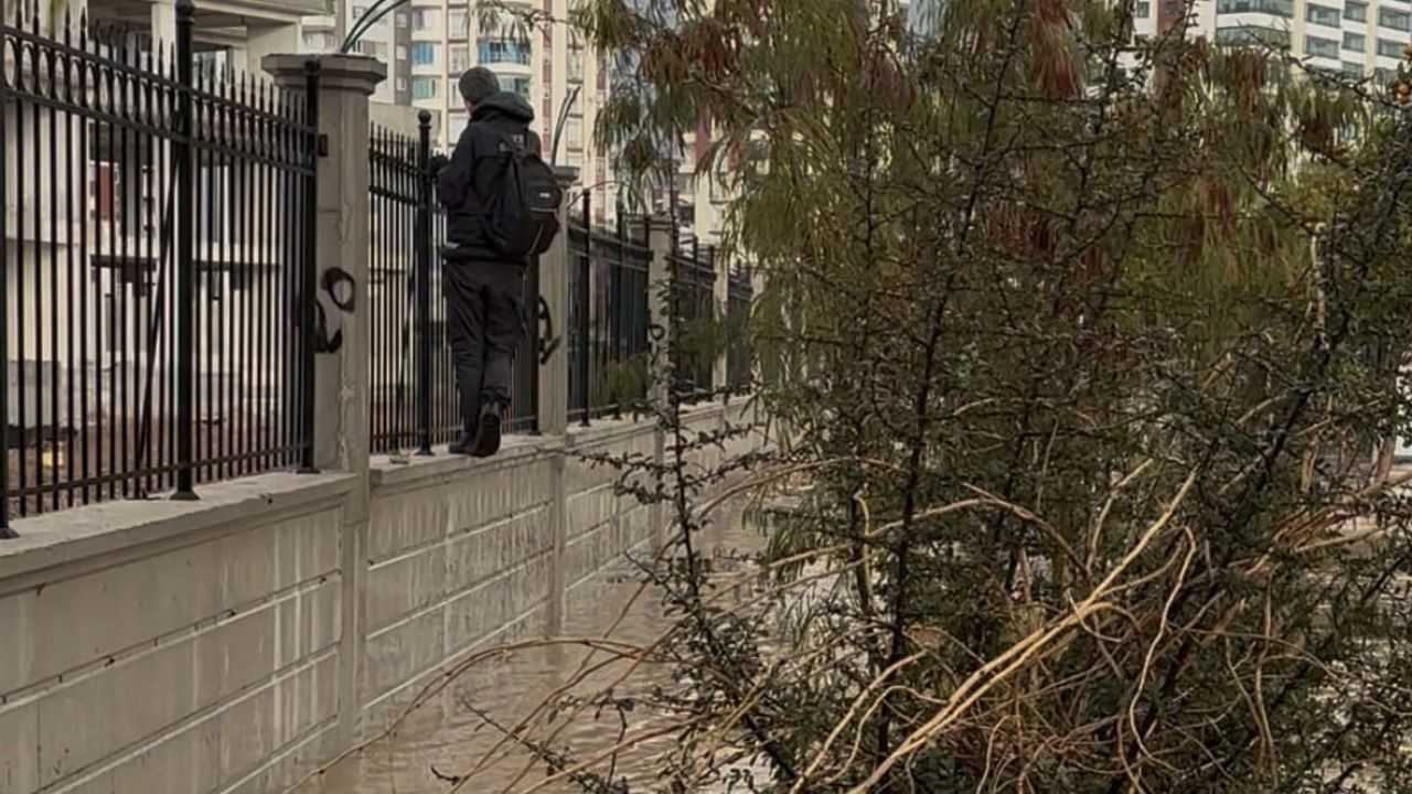 Adana'da Sağanak Yağış Hayatı Olumsuz Etkiledi