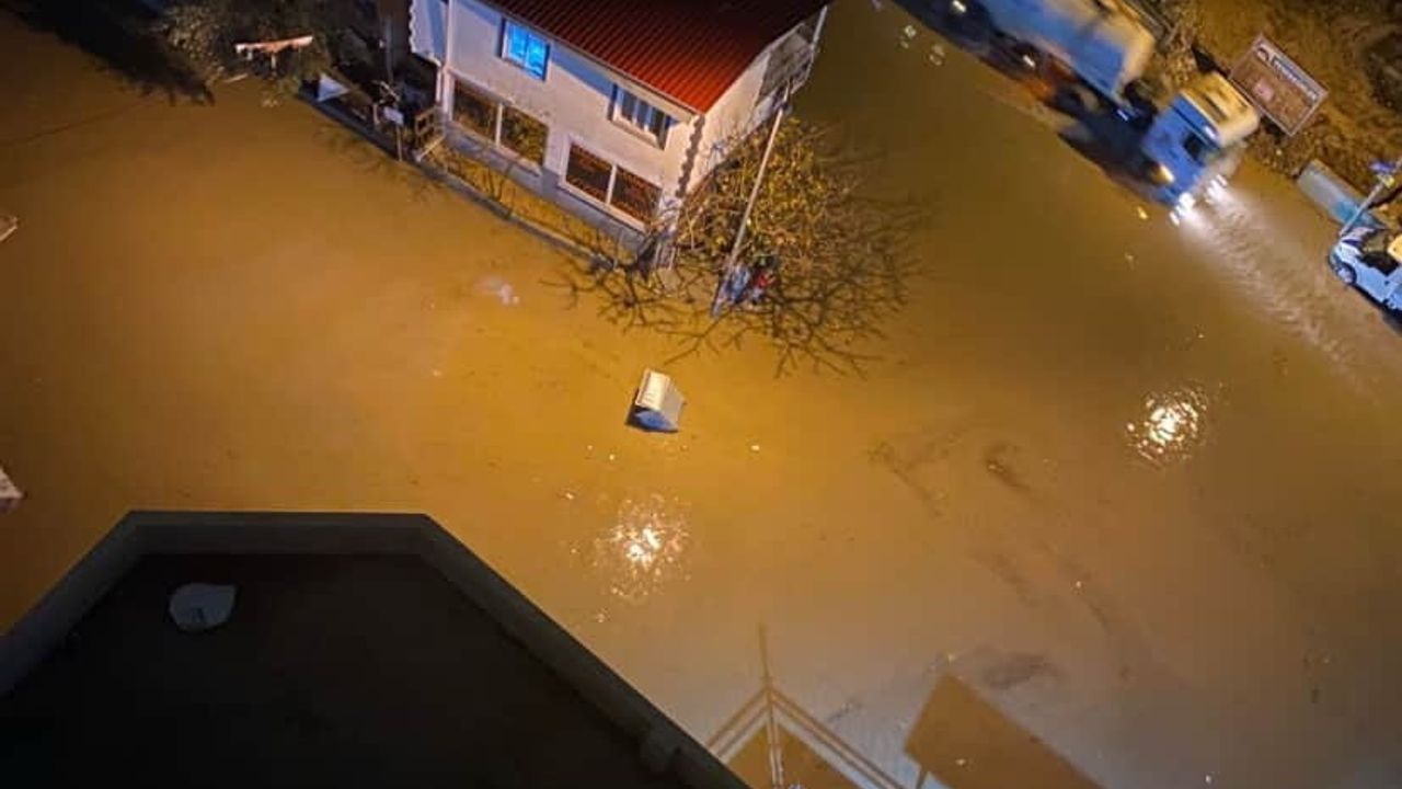 Adana'da Sağanak Yağış Hayatı Olumsuz Etkiledi