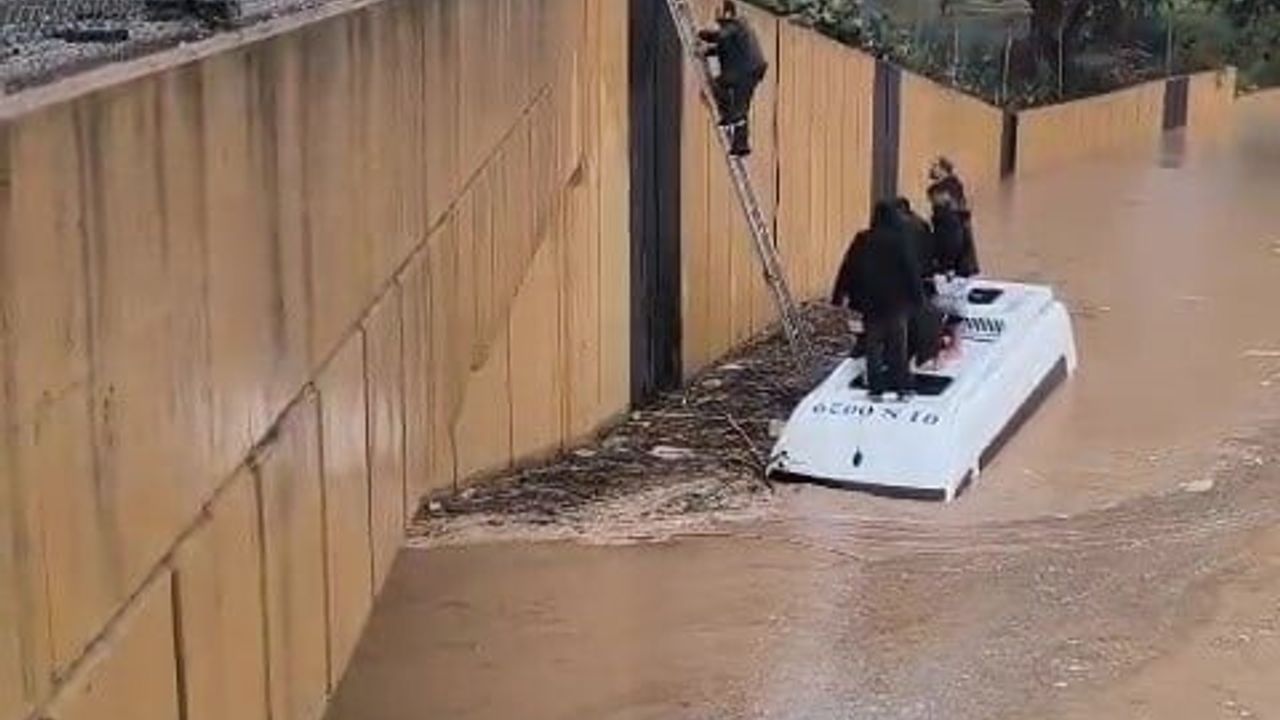 Adana'da Sağanak Yağış Vatandaşları Mahsur Bıraktı