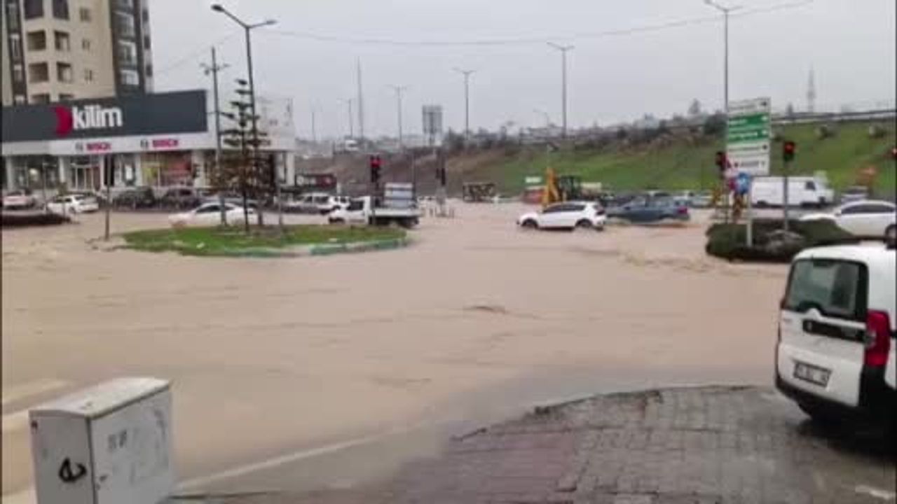 Adana'da Şiddetli Yağışlar Yolları Su Bastı