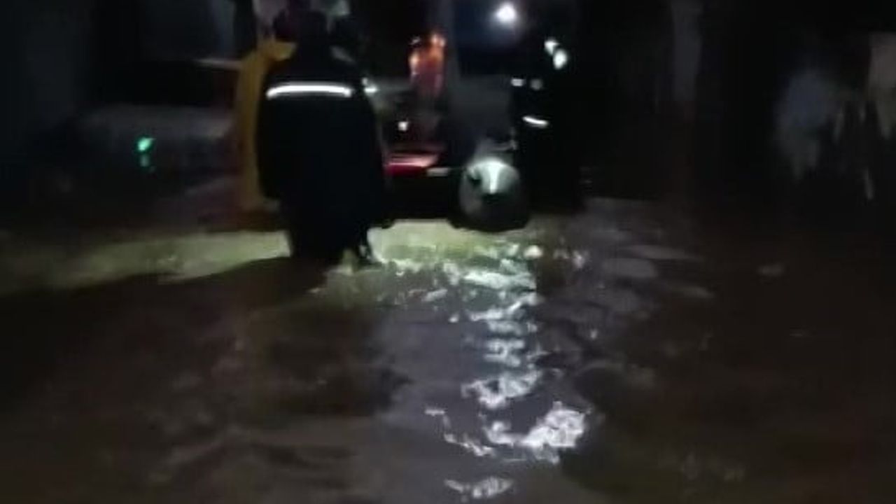 Adana'da Yağmur Sonrası Mahsur Kalanlar Kurtarıldı