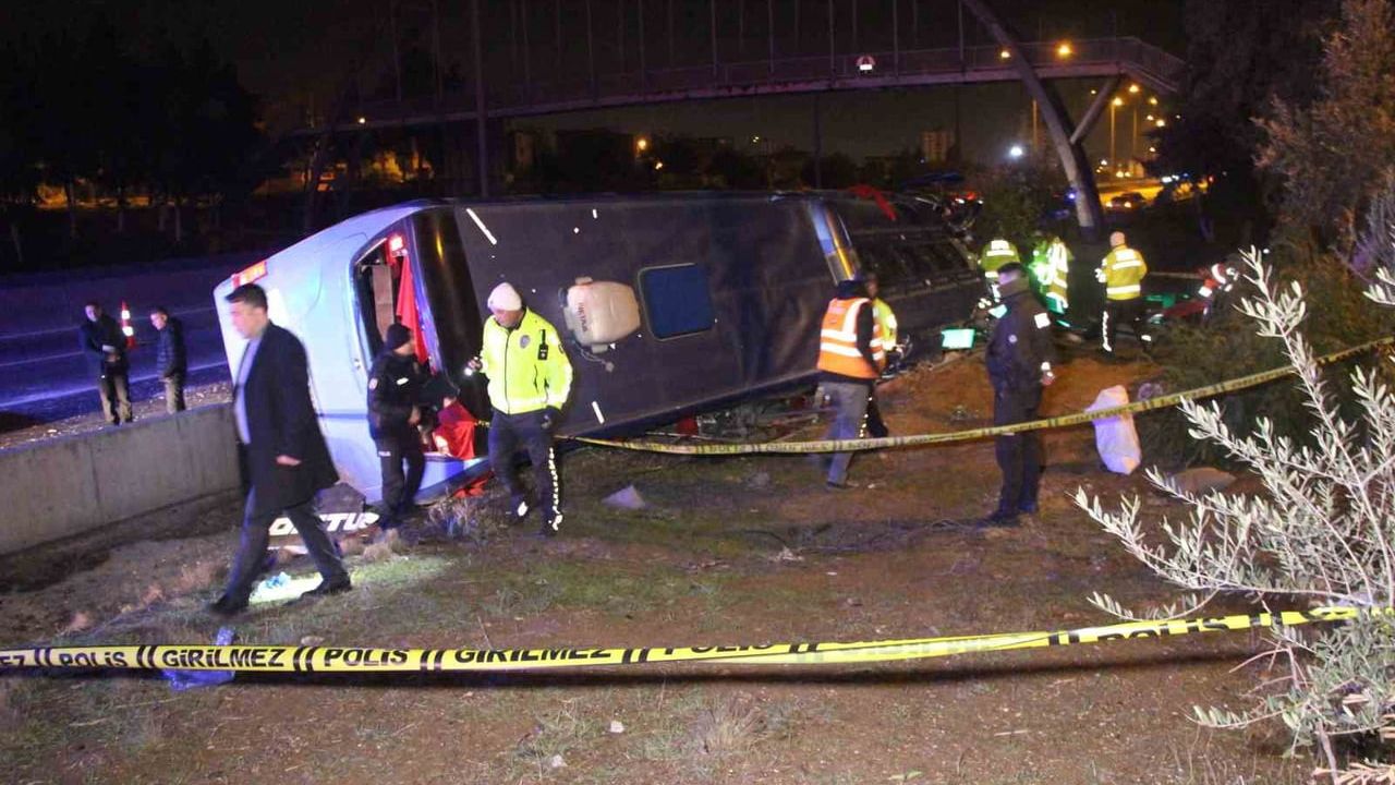 Adana'da Yolcu Otobüsü Devrildi: 8 Yaralı