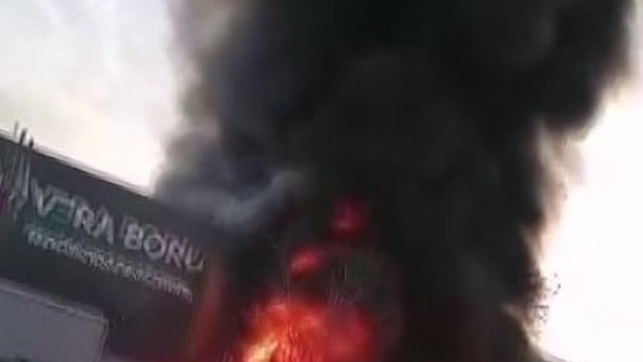 Adana'daki Plastik Üretim Tesisinde Yangın Kontrol Altına Alındı