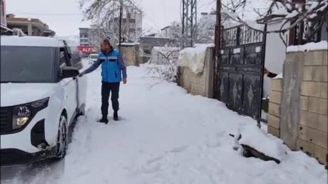 Adıyaman Belediyesi Kar Yağışında İhtiyaç Malzemelerini Evlerde Dağıtıyor