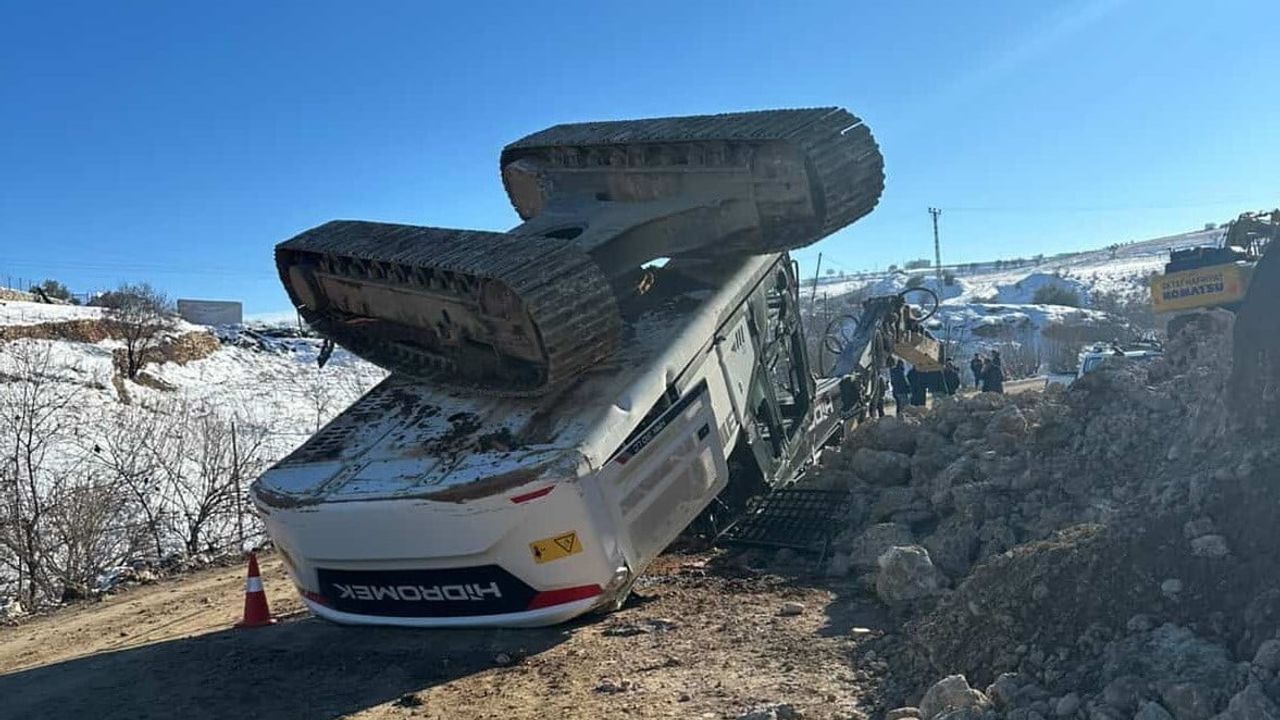 Adıyaman'da İş Makinesi Devrildi: Operatör Yaralandı