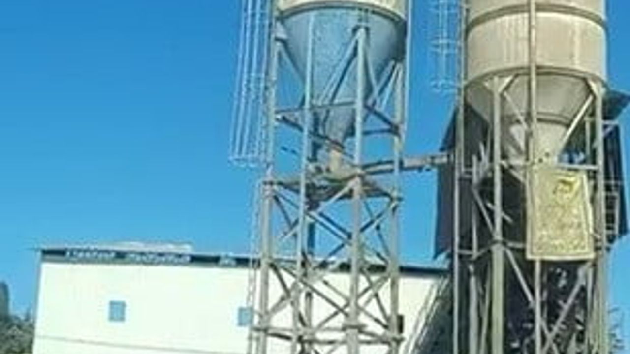 Adıyaman'da İşçi Çimento Silosuna Çıktı